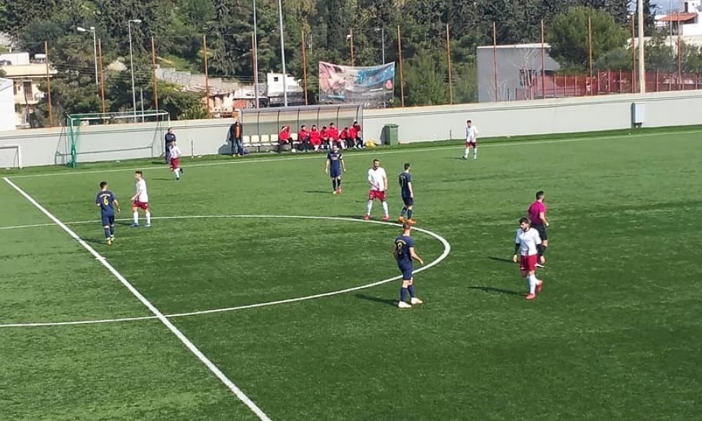 Γυναίκες τσακώνονται στην εξέδρα και ο διαιτητής διακόπτει τον αγώνα!